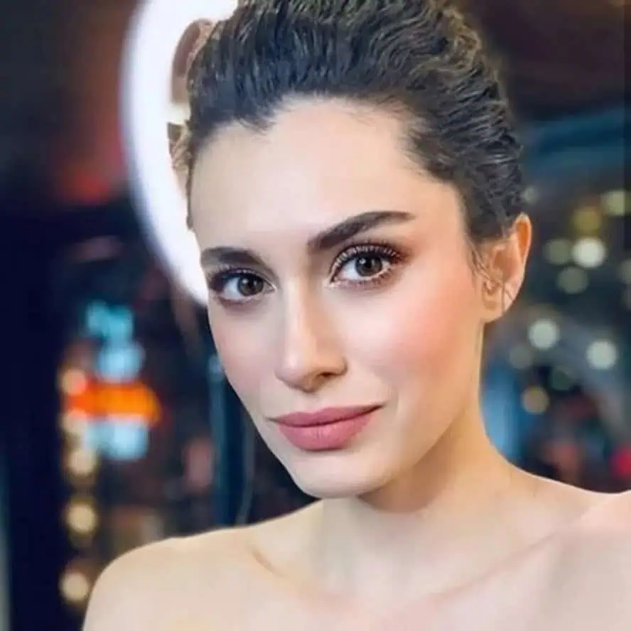 İki Aş Bir Aşk Filmi Oyuncuları kadrosunda Hande Doğandemir