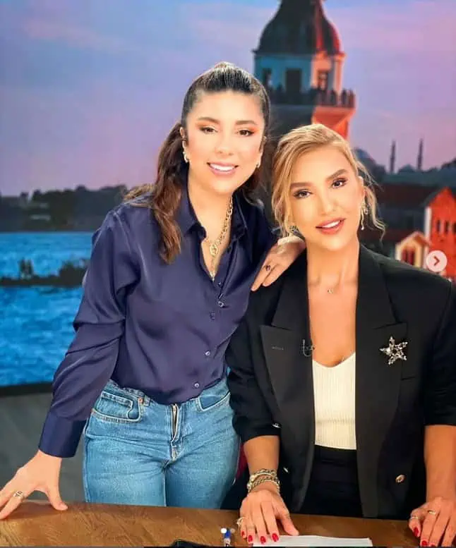 Tv8 Gel Konuşalım Sunucu kıyafetleri