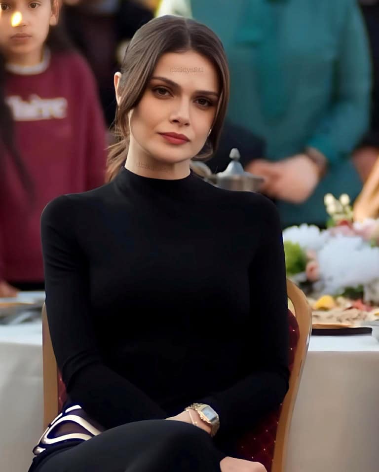 Uzak Şehir dizisinde Alya'nın düğünde giydiği siyah elbise