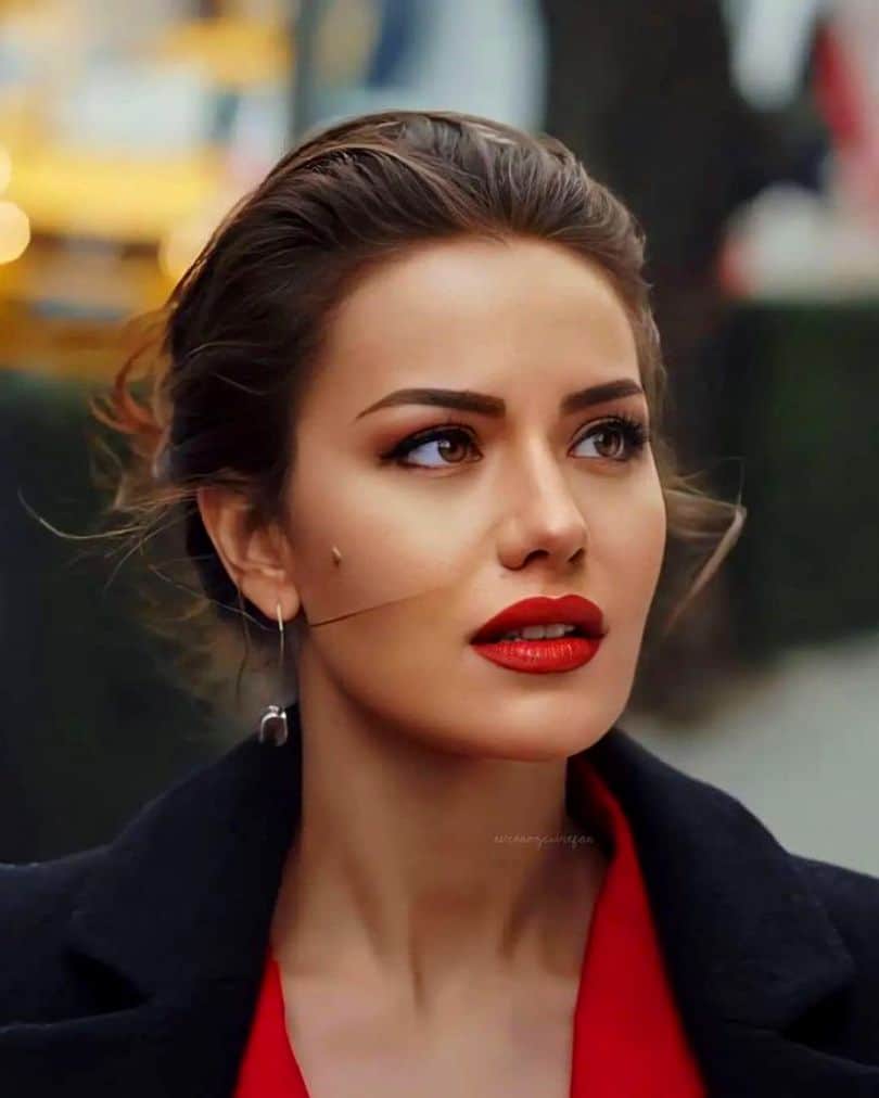 Fahriye Evcen Uğultulu Tepeler dizisinde Nehir rolünde